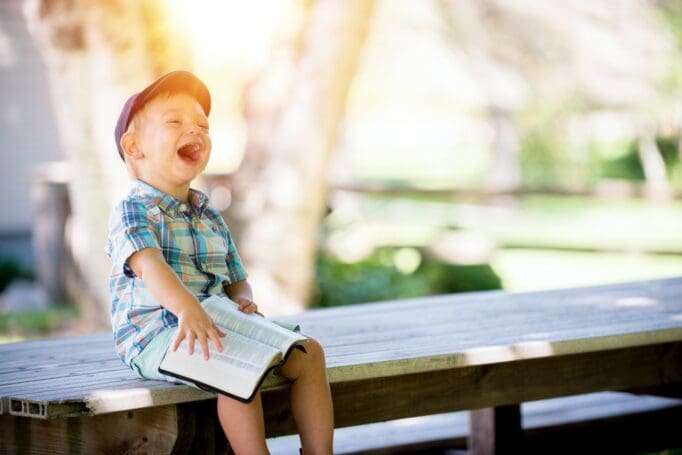 rapaz pequeno a rir - adivinhas para crianças
