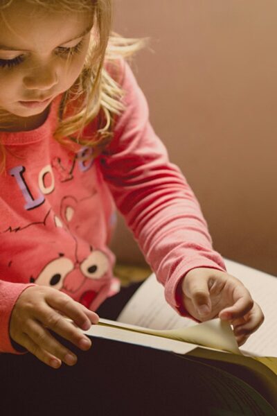 Menina sentada a ler | Como estimular a leitura nas crianças